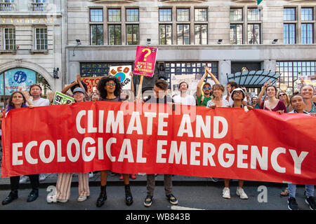 London, England, Großbritannien, 23. August 2019. Umweltaktivisten sammeln an der Brasilianischen Botschaft an die brennende Regenwälder zu protestieren Stockfoto