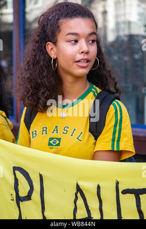 London, England, Großbritannien, 23. August 2019. Brasilianische Mädchen an der Brasilianischen Botschaft an die brennende Regenwälder zu protestieren Stockfoto