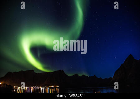 Nordlicht über Reine in Lofoten in Norwegen Stockfoto