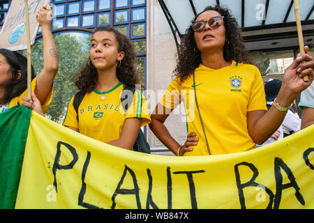London, England, Großbritannien, 23. August 2019. Brasilianische Mädchen an der Brasilianischen Botschaft an die brennende Regenwälder zu protestieren Stockfoto