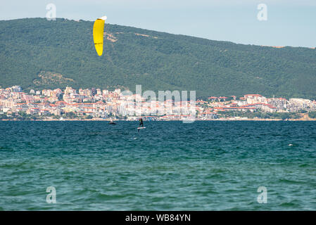 Sonnenstrand, Bulgarien vom 13. Juli 2019. Der Mann Praktiken Tragflügelboot Kitesurfen im Schwarzen Meer vor der Küste von Sunny Beach in Bulgarien. Stockfoto