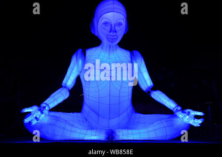 Weiße Nacht Arts Festival, beleuchtete Frau in der Asana Haltung mit Mudra Handgesten, Carlton Gardens, Melbourne, Victoria, Australien Stockfoto