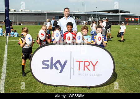 London, Großbritannien. 24 Aug, 2019. RFL Legende Adrian Morley feiert den 150.000 Teilnehmer im Himmel Versuchen RL Festival während der efl Sky Bet Championship Match zwischen Millwall und Sheffield Mittwoch an der Höhle, London, England am 17. August 2019. Foto von Ken Funken. Nur die redaktionelle Nutzung, eine Lizenz für die gewerbliche Nutzung erforderlich. Keine Verwendung in Wetten, Spiele oder einer einzelnen Verein/Liga/player Publikationen. Credit: UK Sport Pics Ltd/Alamy leben Nachrichten Stockfoto