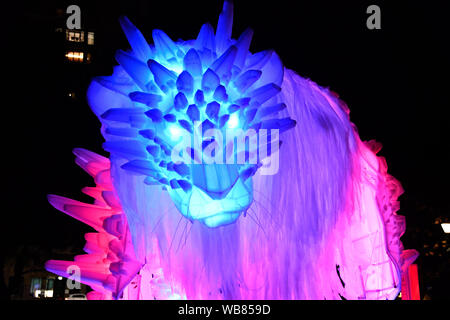 Weiße Nacht Arts Festival, beleuchtete Blau Pink Lila Löwe Katze, Carlton Gardens, Melbourne, Victoria, Australien Stockfoto