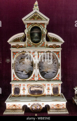 Eine Reliquie mit menschlichen Schädel (der Kinder) in der reliquiare Zimmer in der Residenz München, München, Bayern, Deutschland. Stockfoto