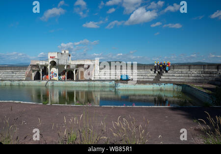 Grange Over Sands Lido. Die englische Küstenstadt Hoffnungen für refittings einer alten verfallenen Außenpool für die öffentliche Nutzung. Stockfoto