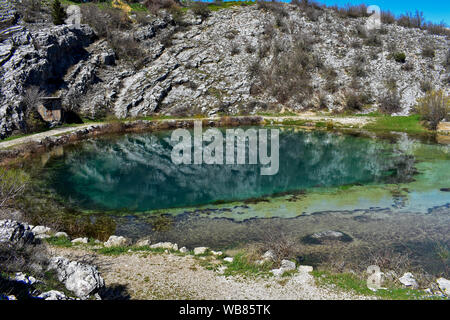 Blaue Oase umgeben whit Mountain/Bergwelt mit Wiesen, Berge und Gletscher Seen in Kroatien, schöne Aussicht auf den Fluss Cetina - Blue Eye, Stockfoto