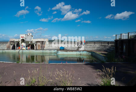 Grange Over Sands Lido. Die englische Küstenstadt Hoffnungen für refittings einer alten verfallenen Außenpool für die öffentliche Nutzung. Stockfoto