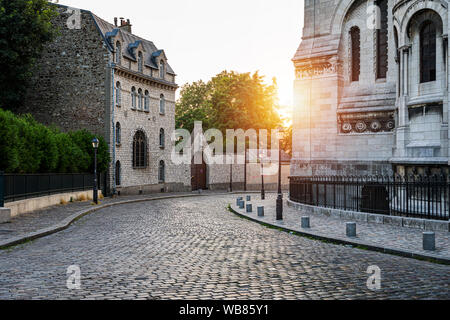 Pariser Viertel Montmartre. Morgen Montmartre Treppe in Paris, Frankreich. Europa. Blick auf gemütliche Straße im Viertel Montmartre in Paris, Frankreich. Archi Stockfoto