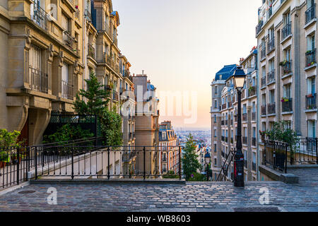 Pariser Viertel Montmartre. Morgen Montmartre Treppe in Paris, Frankreich. Europa. Blick auf gemütliche Straße im Viertel Montmartre in Paris, Frankreich. Archi Stockfoto