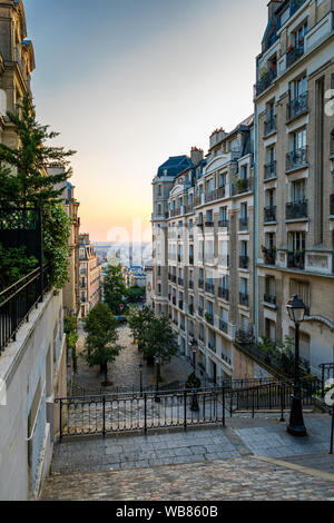 Pariser Viertel Montmartre. Morgen Montmartre Treppe in Paris, Frankreich. Europa. Blick auf gemütliche Straße im Viertel Montmartre in Paris, Frankreich. Archi Stockfoto