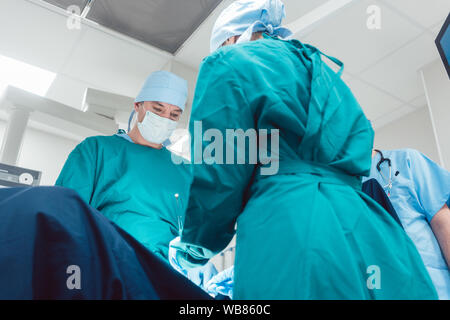Ärzte, die im Krankenhaus Stockfoto