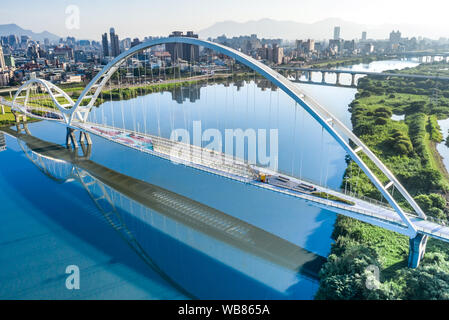 Sichelförmige Brücke - Wahrzeichen von New Taipei, Taiwan mit schönen Beleuchtung am Tag, Luftaufnahmen in Taipei, Taiwan. Stockfoto