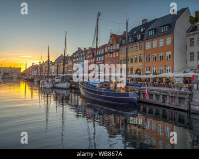 Nyhavn (neuer Hafen), Kopenhagen, Dänemark - 14 JMay 2019: Sonnenuntergang von Nyhavn Pier mit Farbe Gebäude, Schiffe, Yachten und andere Boote in der Alten zu Stockfoto