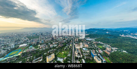Taipei, Taiwan, 20. Juli 2019: Skyline der Stadt Taipei, in der Innenstadt von Taipei. Taipeh 101 Gebäude während Sonnenuntergang Dämmerung, das höchste Gebäude in Taiwan Stockfoto