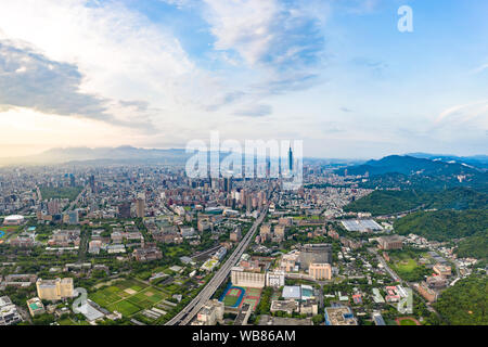 Taipei, Taiwan, 20. Juli 2019: Skyline der Stadt Taipei, in der Innenstadt von Taipei. Taipeh 101 Gebäude während Sonnenuntergang Dämmerung, das höchste Gebäude in Taiwan Stockfoto