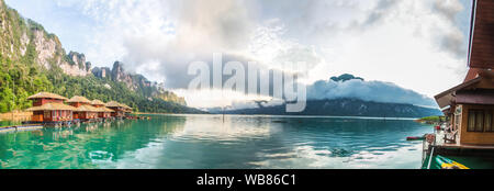 Panorama von Khao Sok bei Sonnenuntergang von schwimmenden Hütte auf den See in Thailand Stockfoto