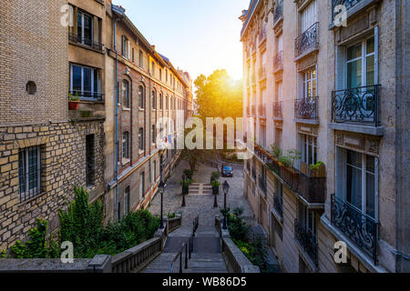 Pariser Viertel Montmartre. Morgen Montmartre Treppe in Paris, Frankreich. Europa. Blick auf gemütliche Straße im Viertel Montmartre in Paris, Frankreich. Archi Stockfoto