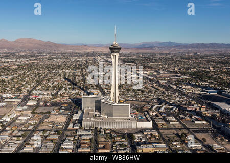 Luftbild des Stratosphere Casino Resort Tower am 13. März in Las Vegas, Nevada, USA 2017.