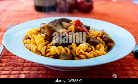 Pasta alla Norma, mit Tomaten und Auberginen, ein Recipie aus Sizilien Stockfoto