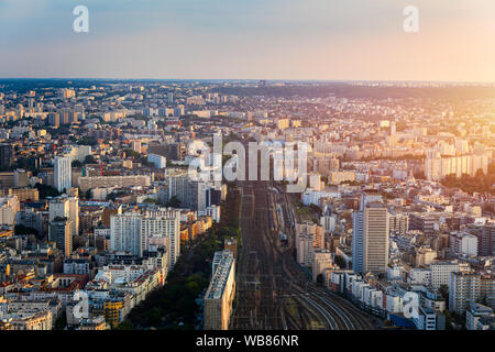 Blick von oben auf die Skyline von Paris von oben. Wahrzeichen der Europäischen Megapolis mit Bahnhof von Vaugirard-Belt. Blick aus der Vogelperspektive vom Observation Deck o Stockfoto