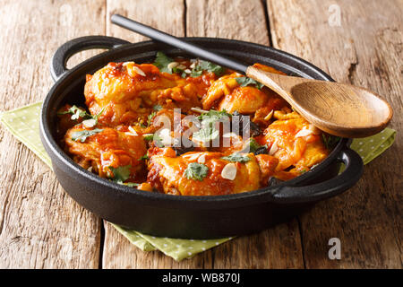 Marokkanische Rezept Huhn mit Auberginen, Mandeln mit Gemüse Soße close-up in einer Pfanne auf dem Tisch. Traditionelle Sommer essen. Stockfoto