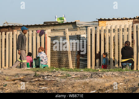 Schwarzafrikanischen Menschen im täglichen Leben in Armut und Not in den verarmten Townships Diepsloot außerhalb von Johannesburg, Gauteng, Südafrika Stockfoto