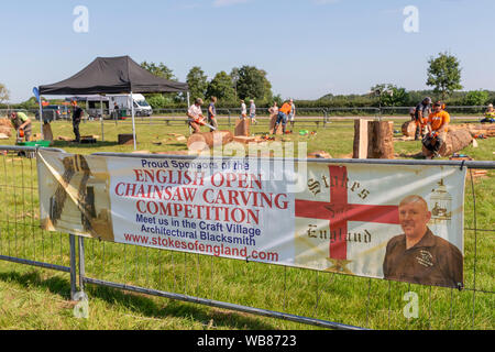 Cheshire County Showground, UK. 25 August, 2019. Die 15 englischen Öffnen Kettensäge Wettbewerb im Cheshire County Showground, England - die Geschwindigkeit Carving in der Mitte der Arena platziert wird, Englisch öffnen Kettensäge Konkurrenz, Kredit: John Hopkins/Alamy leben Nachrichten Stockfoto