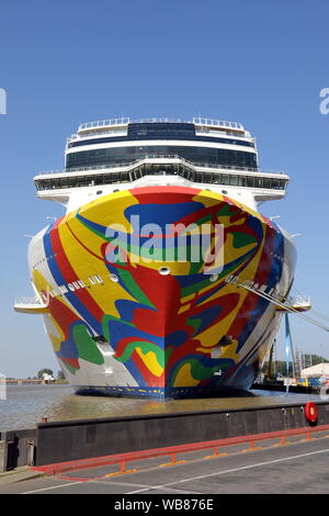 Das Kreuzfahrtschiff Norwegian Encore ist am 24. August 2019 Vor der Meyer Werft in Papenburg. Stockfoto