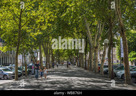 Ebene von Bäumen gesäumten Boulevard Béranger im Zentrum von Tours, Indre-et-Loire, Frankreich. Stockfoto