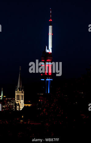 Blick auf Fernsehturm Žižkov (Žižkovský vysílač) von der Spitze des Hügels Vitkov bei Nacht. Seit 2006 ist der Turm in der Tschechischen Nationalen Farben beleuchtet Stockfoto