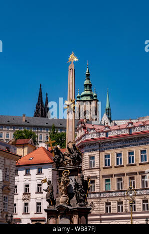 Blick auf die Prager Burg von Mala Strana (Kleinseite von Prag) mit Dreifaltigkeitssäule vor. Stockfoto