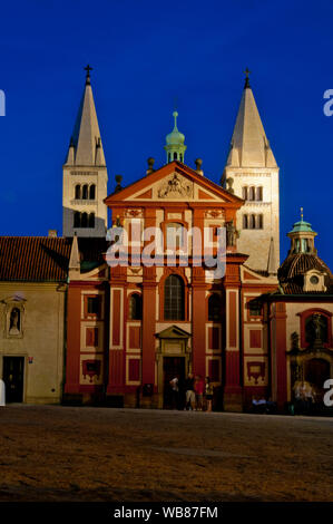 Nacht Blick auf St. George's Basilika, das ist das älteste Gebäude in der Prager Burg, Prag, Tschechische Republik Stockfoto