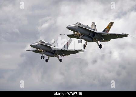 Es McDonnell Douglas F/A-18A Hornet Fighter Aircarft der Schweizer Luftwaffe an RAF Fairford für das Royal International Air Tattoo ankommen Stockfoto