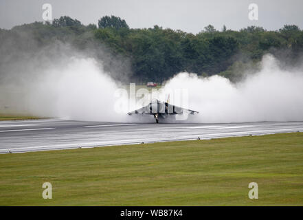 McDonnell Douglas AV-8B Harrier II Jump Jet der spanischen Marine macht eine beeindruckende steamy Landung auf einem sehr nassen Landebahn am RIAT Stockfoto