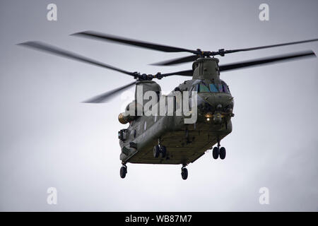 Die britische Royal Air Force Chinook Hubschrauber wird an der Royal International Air Tattoo in Fairford RAF Gloucester England Stockfoto