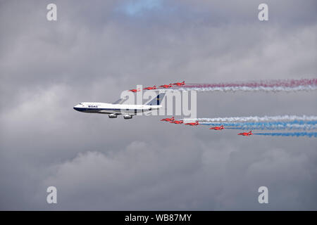 Die britischen Red Arrows aerobatic Display Team British Airways 100. Geburtstag mit einer Flypast in Formation mit einem boac Boeing 747 airliner Feiern Stockfoto