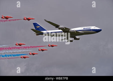 Die britischen Red Arrows aerobatic Display Team British Airways 100. Geburtstag mit einer Flypast in Formation mit einem boac Boeing 747 airliner Feiern Stockfoto