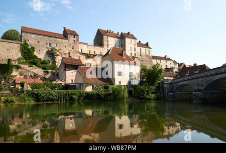 Pesmes und Ognon Fluss im Departement Haute-Saône in der Region Bourgogne-Franche-Comté in Frankreich Stockfoto