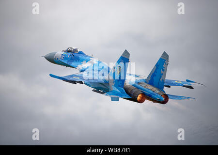 Suchoi Su-27-Überlegenheit Kampfflugzeuge in der Ukrainischen Taktische 831st Aviation Brigade setzt auf eine beeindruckende Flying Display bei der RIAT Stockfoto