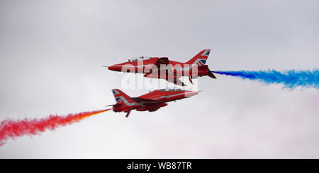 Zwei Hawk Militär jet Trainer der britischen RAF Red Arrows aerobatic didplay Team eine gewagte Kreuz über die RIAT Stockfoto