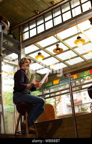 Cafe Besucher warten auf einen Kellner, bevor Sie bestellen. Stockfoto