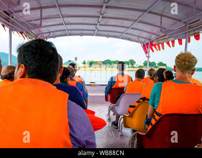 Touristen aus verschiedenen Ländern mit dem Boot in Richtung das luxuriöse Hotel in der Mitte des Lake Pichola in Udaipur Rajasthan bewegt. Stockfoto