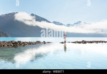 Wanderung zum türkisblauen Wasser der malerischen Garibaldi Lake in der Nähe von Whistler, BC, Kanada. Sehr beliebte Wanderung Ziel in British Columbia. Stockfoto