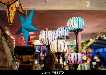 Glas Laternen als Christbaumschmuck am Weihnachtsmarkt in Deutschland in Europa im Winter. Deutsche Night Street Weihnachten und Urlaub Messe in Europäischen Stockfoto