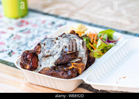 Gegrillte Spieße mit Salat. Mit selektiven Fokus Stockfoto