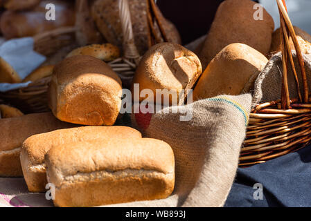Frisches Brot auf dem Tisch. Mit selektiven Fokus Stockfoto