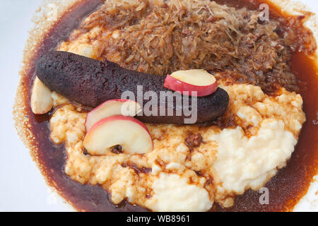 Blutwurst mit Sauerkraut und Kartoffelpüree Stockfoto