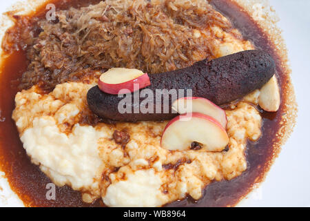 Blutwurst mit Sauerkraut und Kartoffelpüree Stockfoto