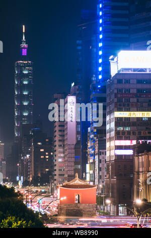 Taipei, Taiwan - 11.August 2019: Luftbild Panorama über Downtown Taipei mit Taipei 101 Wolkenkratzer, der Hauptstadt von Taiwan Stockfoto